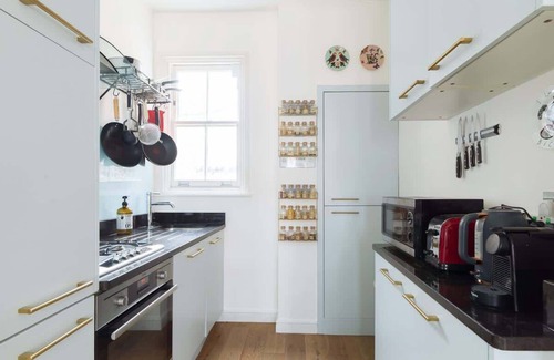 Hammersmith and Fulham Apartment | Sunny Roof Terrace Barons Court Sleeps 4-6