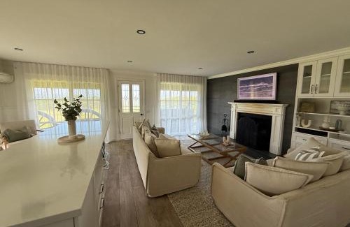 Marengo House | Sunny's Beach House in Apollo Bay with Jacuzzi