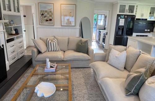 Marengo House | Sunny's Beach House in Apollo Bay with Jacuzzi