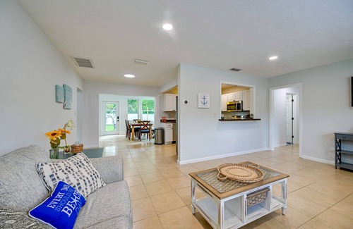 Sarasota Cottage | Sunny Sarasota Home w/Private Yard & Fire Pit!