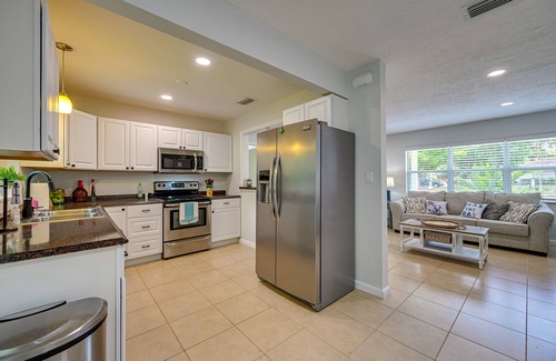 Sarasota Cottage | Sunny Sarasota Home w/Private Yard & Fire Pit!