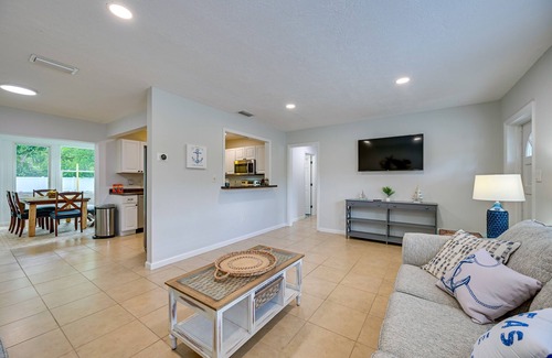 Sarasota Cottage | Sunny Sarasota Home w/Private Yard & Fire Pit!