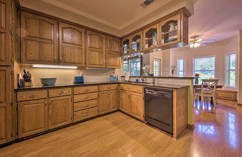 Seguin House | Sunny Seguin Retreat w/Canoes on Guadalupe River!