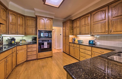 Seguin House | Sunny Seguin Retreat w/Canoes on Guadalupe River!