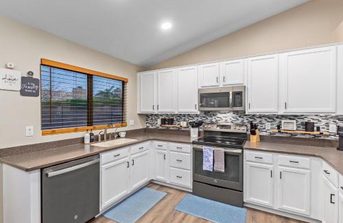 East Mesa House | Sunny Serenity: Mesa Masterpiece