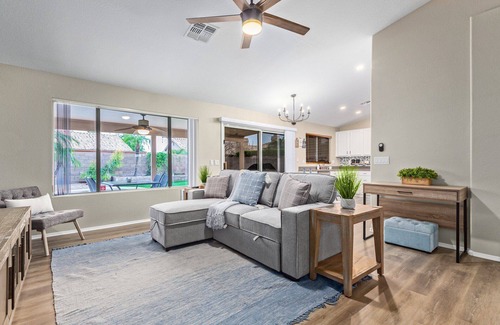 East Mesa House | Sunny Serenity: Mesa Masterpiece