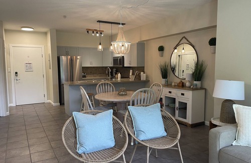 South Pandosy Condo | Sunny Side Condo w/pool - 5 min walk to the beach