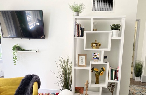 Glendale Apartment | Sunny spacious bohemian artist loft in downtown LA