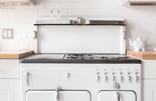 Hudson Apartment | Sunny, Spacious & Central: Bowler