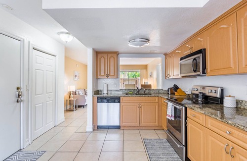 Gulf Gate Estates Apartment | Sunny Spacious Condo 3 Miles to Siesta Key Beach