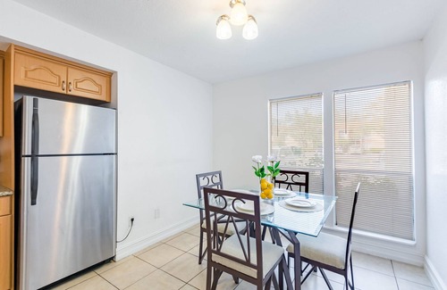 Gulf Gate Estates Apartment | Sunny Spacious Condo 3 Miles to Siesta Key Beach