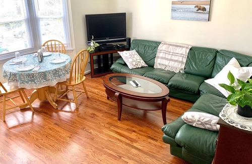 Bridgeport Condo | Sunny + Spacious Condo - 5 mins walk to the water