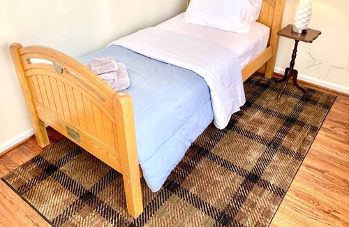 Bridgeport Condo | Sunny + Spacious Condo - 5 mins walk to the water