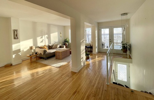 LaSalle Condo | Sunny, spacious riverside condo