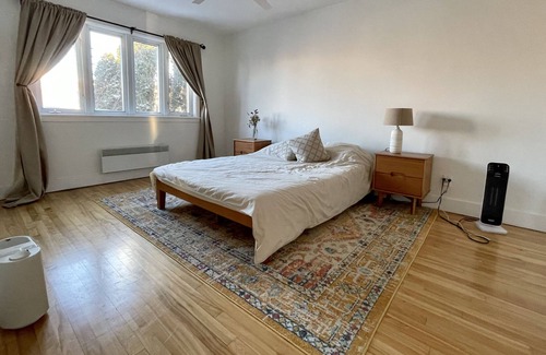 LaSalle Condo | Sunny, spacious riverside condo