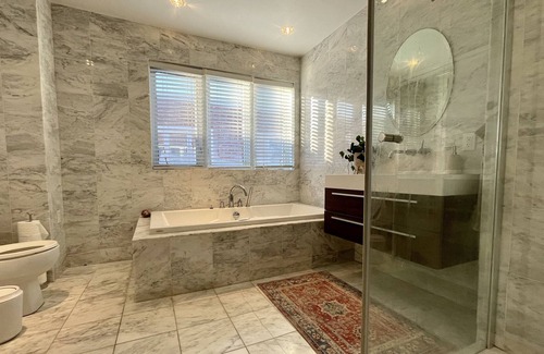 LaSalle Condo | Sunny, spacious riverside condo
