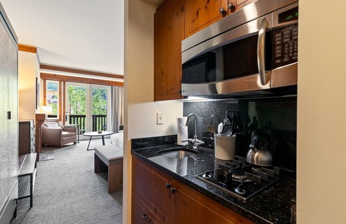 Stowe Area Apartment | Sunny Spruce Studio in the Lodge at Spruce Peak