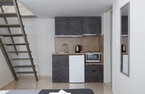 Topeiros Apartment | Sunny Studios 1