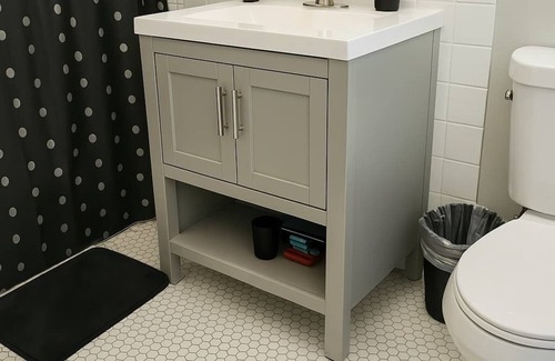 East Albany Park Apartment | Sunny & Stylish 2BR S