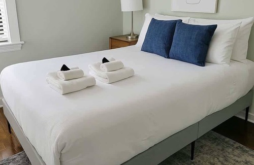 East Albany Park Apartment | Sunny & Stylish 2BR S