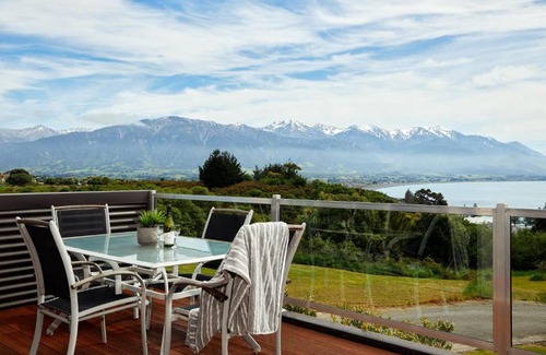 Kaikoura House | Sunny Stylish Sea Views
