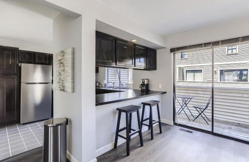 Washington Virginia Vale House | Sunny Suburban Getaway 4BR 3BA Condo w Pool