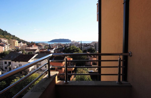 Lazi House | Sunny three-bedroom apartment in Budva