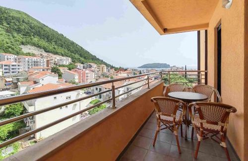 Lazi Apartment | Sunny three-bedroom apartment in Budva