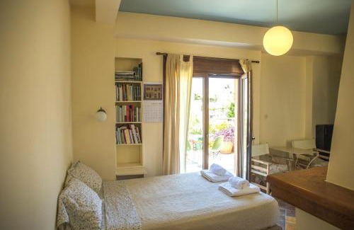 Filopappou Apartment | Sunny Top Floor Studio - Excellent Athens view