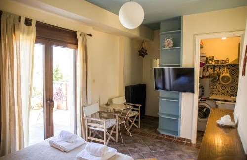 Filopappou Apartment | Sunny Top Floor Studio - Excellent Athens view