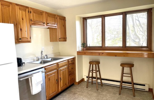 Brunswick Apartment | Sunny Tree Top 2BR Next to Bowdoin Downtown Brunswick