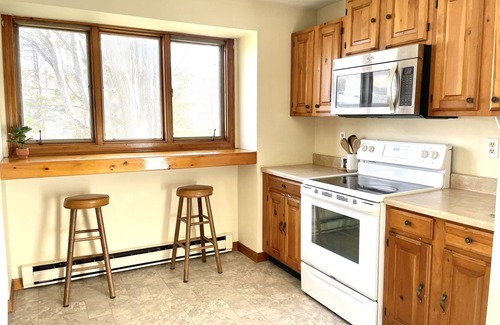 Brunswick Apartment | Sunny Tree Top 2BR Next to Bowdoin Downtown Brunswick