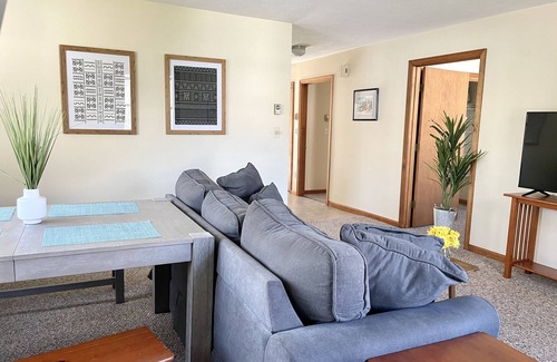 Brunswick Apartment | Sunny Tree Top 2BR Next to Bowdoin Downtown Brunswick