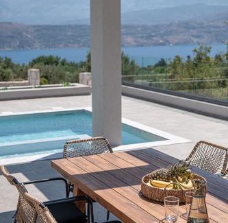 Sternes Villa | Sunny Vacay Villa
