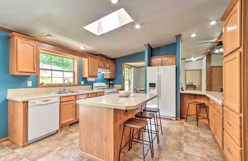 Wisconsin Dells Apartment | Sunny Wisconsin Dells Apartment w/Deck & Fire Pit