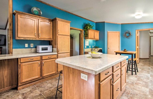 Wisconsin Dells Apartment | Sunny Wisconsin Dells Apartment w/Deck & Fire Pit