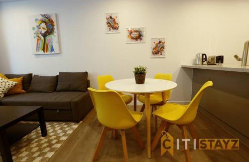 Phillip Apartment | Sunny Yellow, 1Bd 1Bth 1Car Apt - Woden CBD
