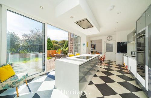 Stonehaven House | Sunnybrae House, Family Getaway with Hot tub, Stonehaven
