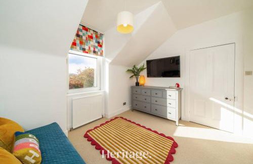 Stonehaven House | Sunnybrae House, Family Getaway with Hot tub, Stonehaven