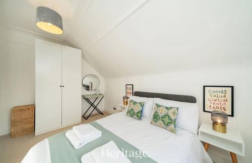Stonehaven House | Sunnybrae House, Family Getaway with Hot tub, Stonehaven