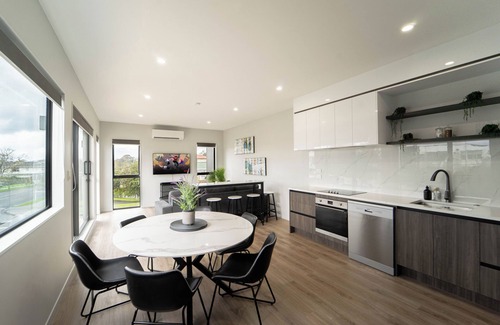 Sunnyhills House | Sunnyhills Viewside Town House | Wi-Fi & Netflix