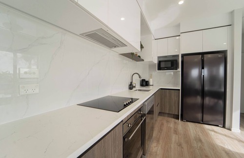 Sunnyhills House | Sunnyhills Viewside Town House | Wi-Fi & Netflix