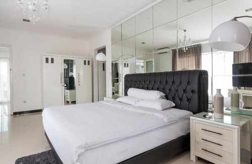 Taman Griya Villa | SUNNYRENT Luxury TJ White villa in Nusa Dua