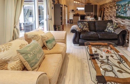 Goxhill Cottage | SUNNYSIDE, with hot tub in Barrow-Upon-Humber