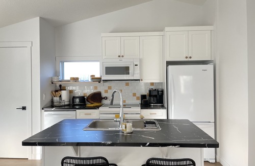 Southwest Edmonton Apartment | SunnyView Suite-Inviting 1 Bedroom Garden Suite