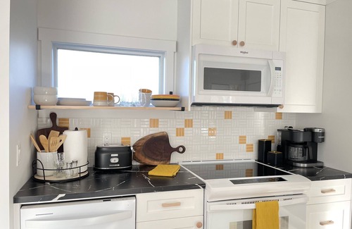 Southwest Edmonton Apartment | SunnyView Suite-Inviting 1 Bedroom Garden Suite