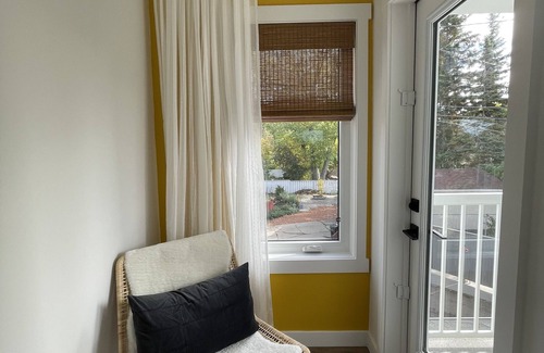 Southwest Edmonton Apartment | SunnyView Suite-Inviting 1 Bedroom Garden Suite