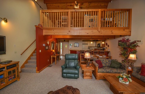 McHenry House | Sunplace 07 | Pet Friendly, Community Pool, Lake!