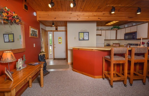 McHenry House | Sunplace 07 | Pet Friendly, Community Pool, Lake!