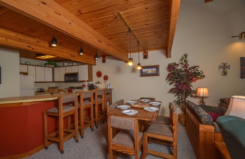 McHenry House | Sunplace 07 | Pet Friendly, Community Pool, Lake!